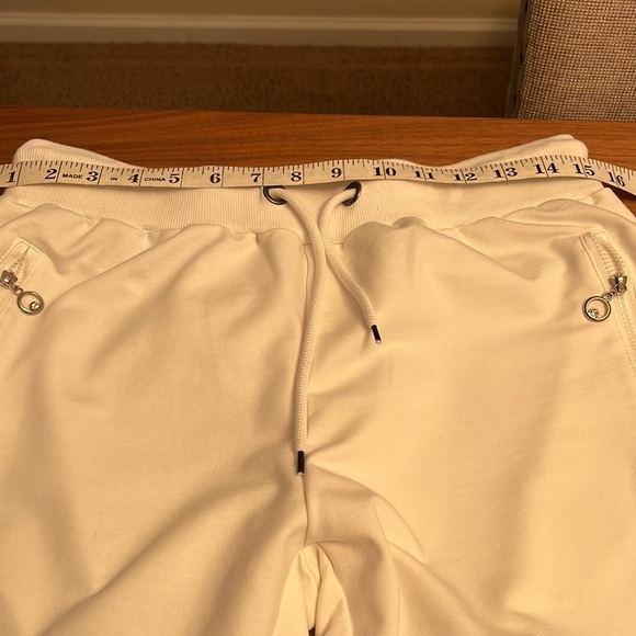 NWOT Ouber Joggers pants
Excellent Condition
Size M.
Pockets.
#653 - Picture 6 of 10